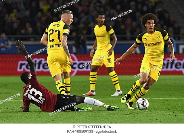 31.08.2018, Lower Saxony, Hannover: Soccer: Bundesliga, 2. matchday: Hanover 96 - Borussia Dortmund in the HDI Arena. Hannovers Ihlas Bebou (l) and Dortmund's...