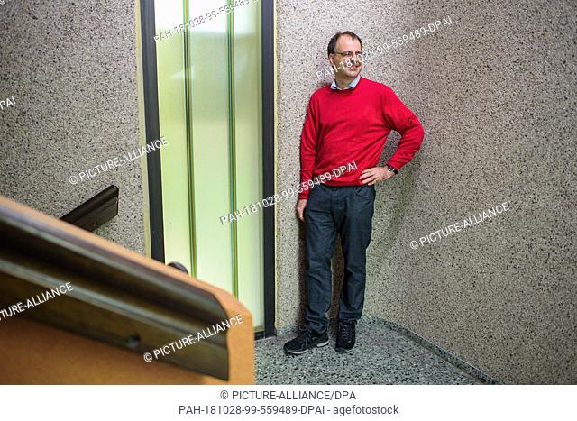 23 October 2018, Saarland, Saarbruecken: Physics professor Frank Wilhelm-Mauch stands in the stairwell of the building of his chair at Saarland University