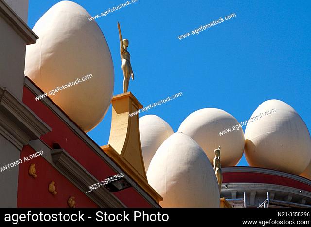 Eggs and statues forming a surrealistic image on the top of the Dali Theatre and Museum. City of Figueres, Girona, Catalonia, Spain, Europe