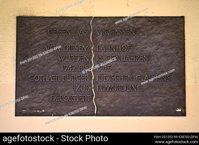 01 December 2020, Thuringia, Gotha: A commemorative plaque is attached to the Gotha station. It commemorates the Jews who were deported from the station to the...