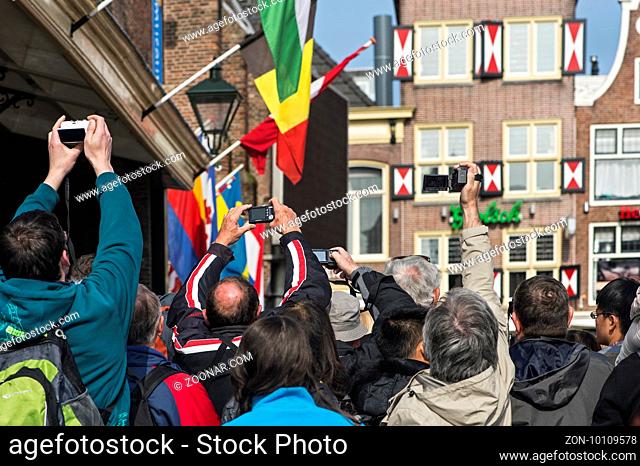 Touristen versuchen ein Foto zu erhaschen, Käsemarkt, Alkmaar, Niederlande / Tourists desperate to catch a shot of the Cheese market, Alkmaar, Netherlands