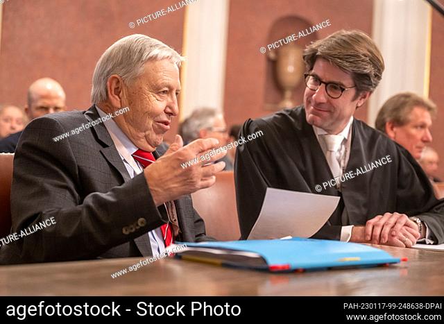 17 January 2023, Bavaria, Munich: Plaintiff Andreas Berberich (l), talks with attorney Nils Kröber in the hearing room of the Federal Fiscal Court