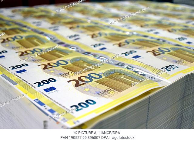 ATTENTION: EMBARGOED FOR PUBLICATION UNTIL 28 MAY 00:01 GMT! FREI FÌR DIENSTAGSAUSGABEN - 20 May 2019, Italy, Rom: Uncut sheets of revised 200-euro banknotes...