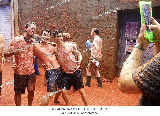 Tomatina de Buñol, Valencia, Spain. More than 22, 000 people have come to the world's largest tomato hguerra. It has thrown 16 tonnes of ripe tomatoes