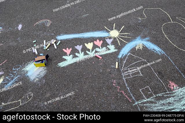 SYMBOL - 07 April 2023, Baden-Württemberg, Rottweil: Chalk and colorful pictures painted by children on a street. Photo: Silas Stein/dpa