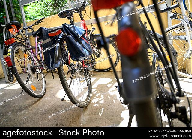 12 June 2020, Baden-Wuerttemberg, Stuttgart: Bikes are parked in a backyard. Photo: Sebastian Gollnow/dpa. - Stuttgart/Baden-Wuerttemberg/Germany