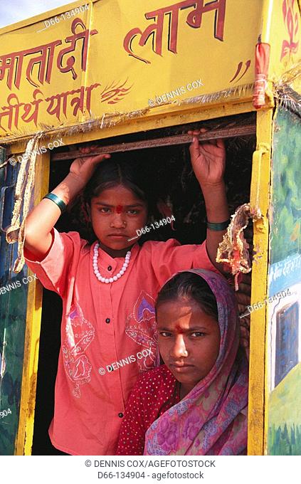 Children in bullock cart on road South of Jodhpur. Rajasthan, India