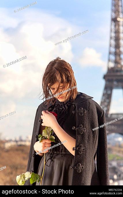 Frau mit Rose am Eiffelturm