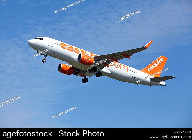 Start einer Airbus A320-214 der Gesellschaft EasyJet vom Flughafen Amsterdam Schiphol (Niederlande, AMS) am 13. Mai 2015