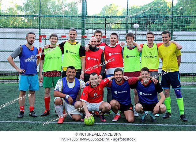29 May 2018, Russia, Moskow: Alexey Popov (back row, 4.l), founder of the business Footbic, smiles for a photo with his fellow soccer players at Sokolniki Park