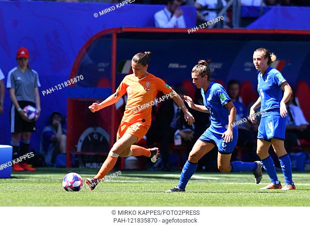 Sherida Spitse (Netherlands, Netherlands, 8) plays the ball Valentina Bergamaschi (Italy) (29), 29.06.2019, Valenciennes (France), Football