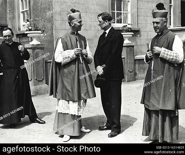 Mr. De Vabera chatting to the new Bishop. Conservation in the chapel of Blackrock College, Dublin, of Dr. John William ***** as Bishop. June 02, 1932