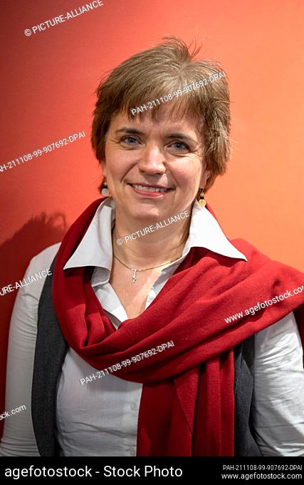 02 November 2021, Lower Saxony, Buxtehude: Ulrike Mensching, project manager of the Buxtehude Bull Youth Literature Prize, smiles at the camera