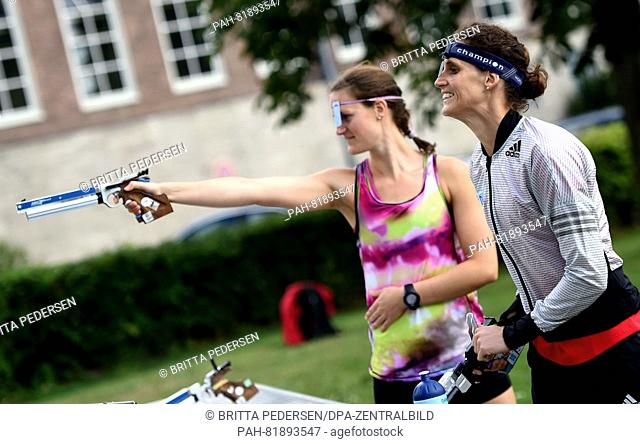 Modern pentathlete Deborah Schoeneborn (l) and her sister Lena Schoeneborn in action during a media day for the Olympic Games 2016 in Rio de Janeiro