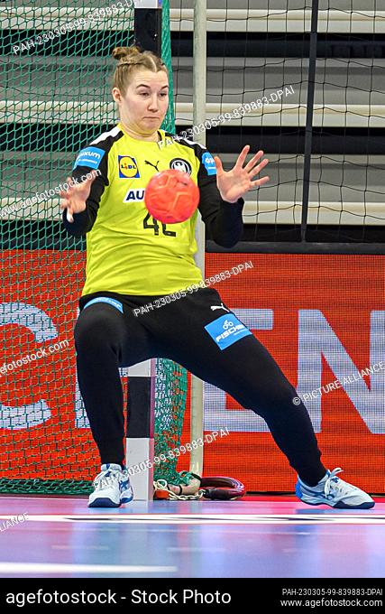 05 March 2023, Baden-Württemberg, Heidelberg: Handball, women: International match, Germany - Poland. Goalkeeper Katharina Filter from Germany holds a ball