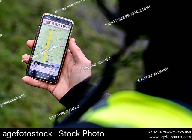 PRODUCTION - 27 October 2023, Lower Saxony, Gnarrenburg: A SkyTEM employee tracks the flight movement of a helicopter in the Flightradar app