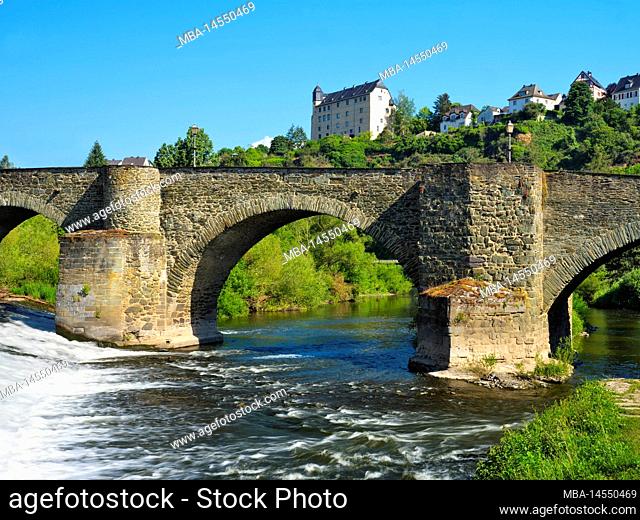 Europe, Germany, Hesse, Central Hesse, Hesse-Nassau, Taunus, Westerwald, Lahn, Runkel on the Lahn, view over the historic stone bridge to Schadeck Castle