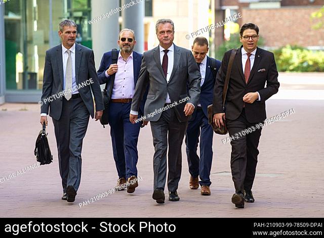 03 September 2021, Hessen, Frankfurt/Main: The chairman of the train drivers' union GDL, Claus Weselsky (M), arrives with his staff for the appeal hearing at...