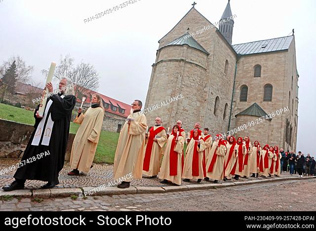 09 April 2023, Saxony-Anhalt, Gernrode: With a procession the 22 actors with pastor Andreas Müller from the collegiate church St