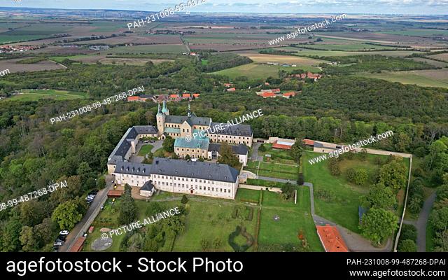 03 October 2023, Saxony-Anhalt, Huy-Dingelstedt: The Huysburg Monastery (Benedictine Priory of the Assumption of Mary into Heaven) is a Benedictine monastery at...