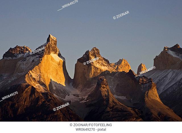 Morgendaemmerung auf Gipfeln des Torres del Paine Massivs, Chile, First Light at mountain peaks of Torres del Paine massif, Chile
