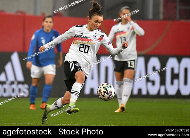 Lina MAGULL (GER), action, single action, single image, cut out, full body shot, whole figure. Soccer Laenderspiel women, European Championship qualification