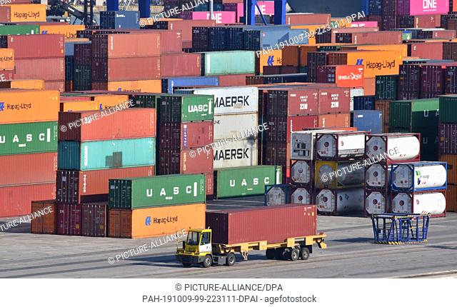 28 September 2019, Spain, Valencia: Sea freight containers pile up on 28.9.2019 in the port of Valencia. Photo: Thomas Uhlemann/dpa-zentralbild/ZB