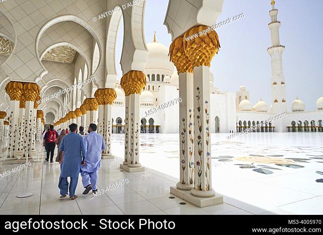 Worshipper and visitors walking toward the prayer room at Sheikh Zayed Mosque. Abu Dhabi, United Arab Emirates