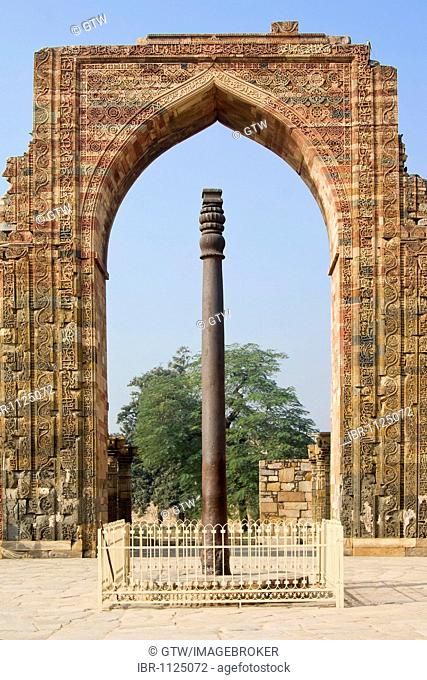 Iron column, Quwwat ul-Islam Mosque, Unesco World Heritage Site, Mehrauli Archaeological Park, Delhi, India