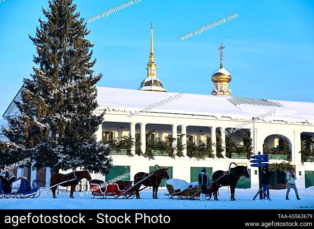 RUSSIA, VLADIMIR REGION - DECEMBER 8, 2023: Horse-drawn carriages are seen in the town of Suzdal on a frosty winter day. According to Russia's weather...