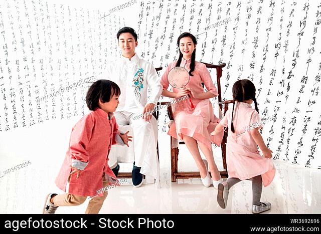 Wear Chinese style restoring ancient ways of the family