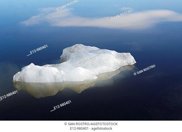 Iceland, Jokulsarlon glacier, icebergs floating on water