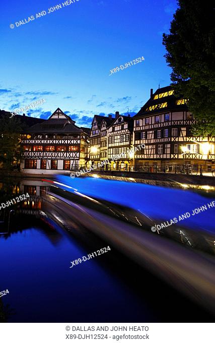 France, Alsace, Bas-Rhin, Strasbourg, La Petite France, Place Benjamin Zix, Restaurant Maison des Tanneurs, Tour Boat