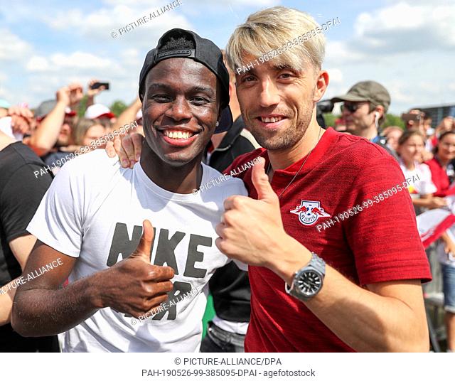26 May 2019, Saxony, Leipzig: Bruma (l) and Kevin Kampl, players of the RB Leipzig, come to the Fan Fest on the Festwiese in front of the Red Bull Arena