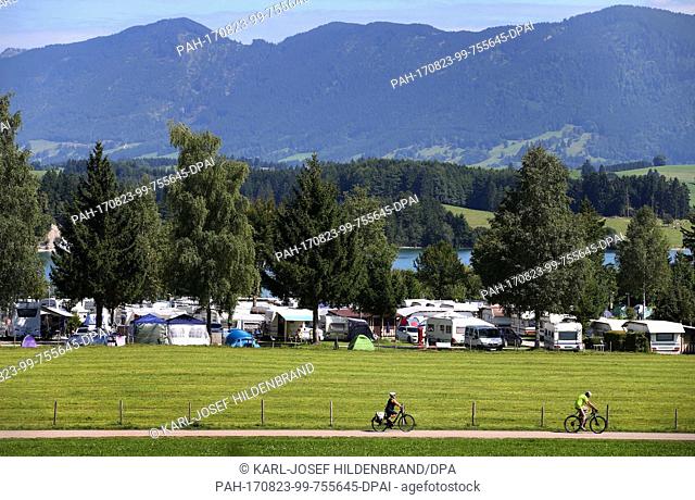Caravans, camper vans and tents at a camping site at Forggensee lake near Dietringen, Germany, 23 August 2017. Photo: Karl-Josef Hildenbrand/dpa