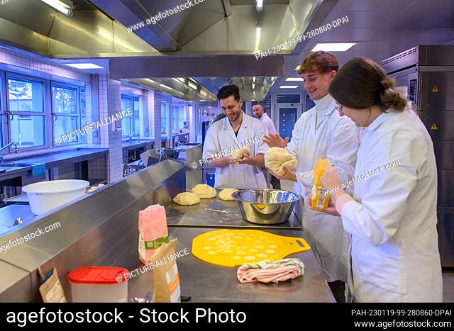 19 January 2023, Saxony-Anhalt, Bernburg: Ecotrophology students Timon-Joel Strauch (l-r), Michael Bumann, Finn Spielmann and Hannah Raudszus bake legume bread...