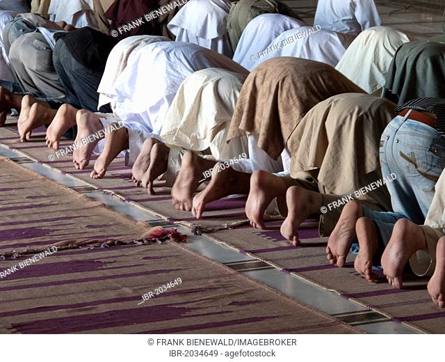 Muslims praying at Jama Mashid in Lahore, one of the largest mosques in Asia, Punjab, Pakistan, South Asia