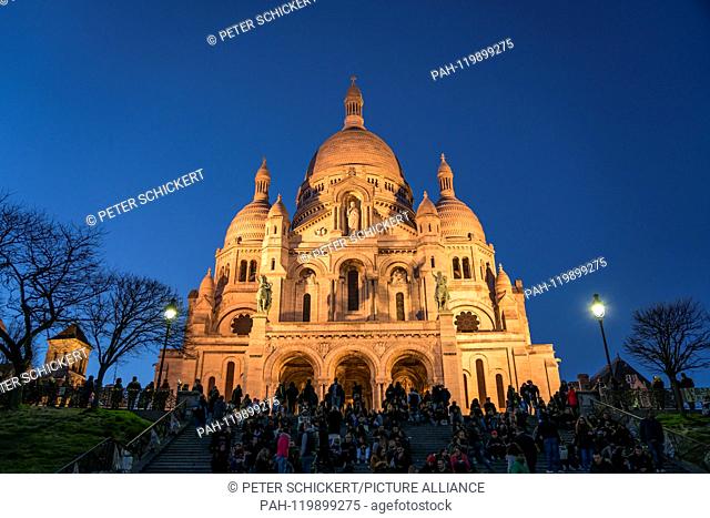 Touristen vor der Basilika Sacre Coeur in der Abenddämmerung, Montmartre, Paris, Frankreich | tourists at Sacre Coeur Basilica at dusk, Montmartre , Paris