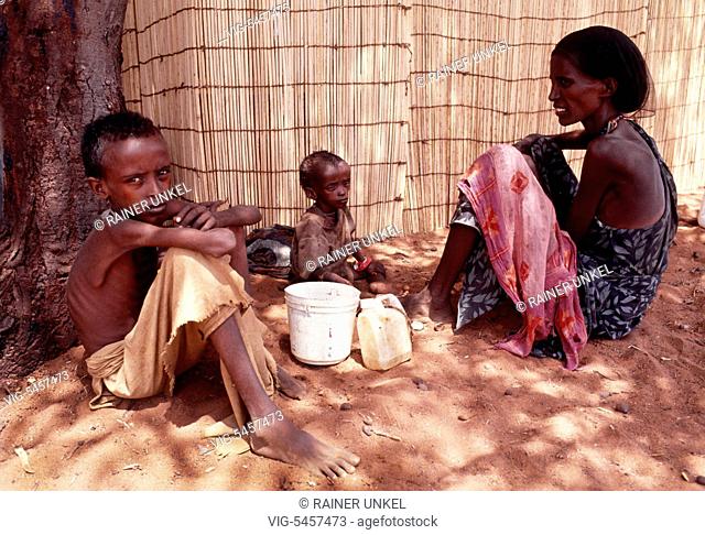 KEN , KENYA : A woman with her children in a feeding centre in Wajir , June 1992 - Wajir, Wajir County, Kenya, 14/06/1992