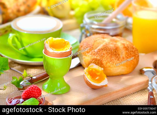 Gedeckter Frühstückstisch mit weich gekochtem Ei und frischen Brötchen - Outside served breakfast with a soft boiled egg and fresh rolls