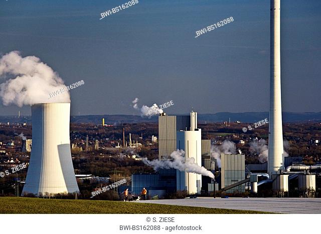 people on the heap Hoheward, view on the STEAG/Evonik-Kraftwerk in Herne, Germany, North Rhine-Westphalia, Ruhr Area, Herten