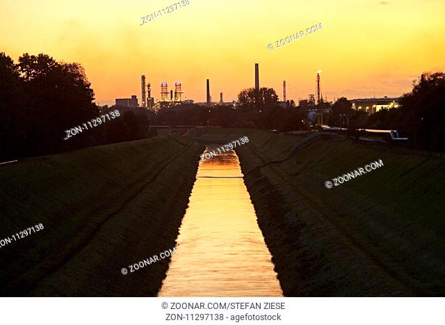Die Emscher mit der BP Oelraffenerie bei Sonnenuntergang, Gelsenkirchen, Ruhrgebiet, Nordrhein-Westfalen, Deutschland, Europa