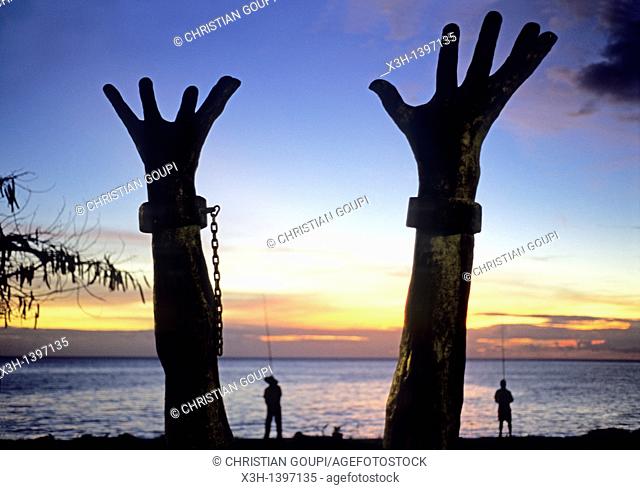 sculpture commemorant l'abolition de l'esclavage Plage de Le Precheur Ile de la Martinique Departement et Region d'Outremer francais Archipel des Antilles...