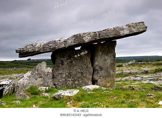 portal tomb from the Neolithic, Poulnabrone Dolmen, Ireland, Clarens, The Burren