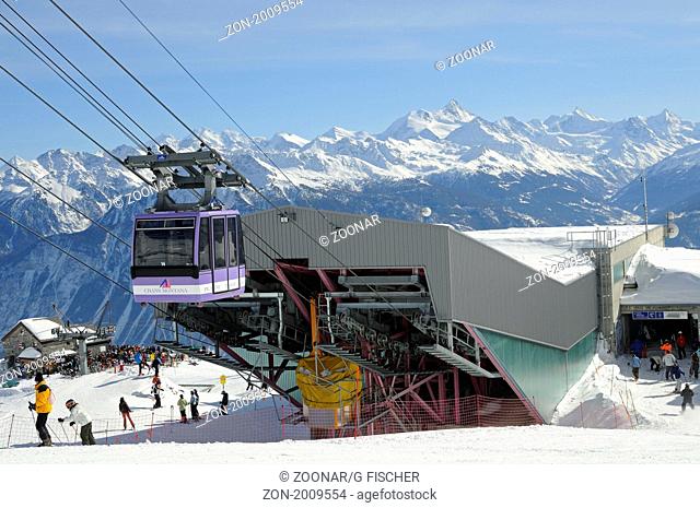 Talstation mit Gondel der Seilbahn auf den Plaine-Morte Gletscher, Skigebiet Crans Montana, Wallis, Schweiz / Lower station and cabine of the cable car to the...