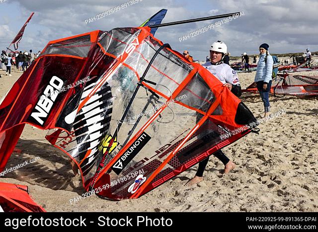 25 September 2022, Schleswig-Holstein, Westerland: Freestyle world champion Amado Vrieswijk (Bonaire) returns to the beach with a broken mast