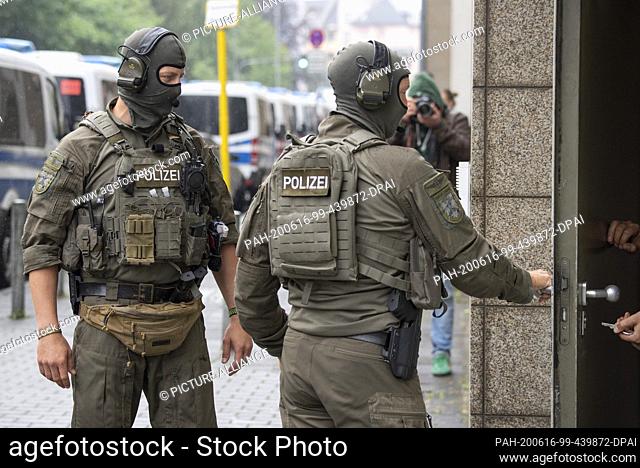 16 June 2020, Hessen, Frankfurt/Main: Police Special Operations Command (SEK) officers secure the courthouse before the arrival of the accused
