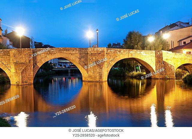 Cabe river and Ponte Vella at night, Monforte de Lemos, Lugo province, Region of Galicia, Spain, Europe