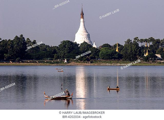 Taungthaman lake with wooden boats, Pahtodawgyi Pagoda behind, Amarapura, Division Mandalay, Myanmar