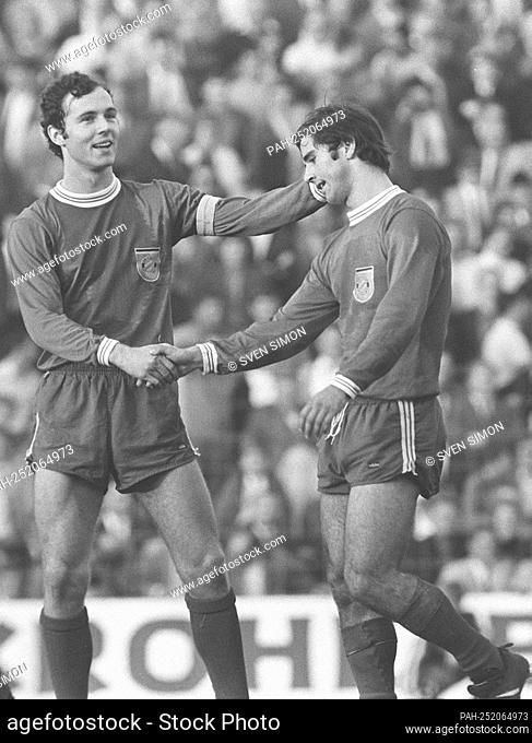 Football legend Gerd MUELLER died at the age of 75. Archive photo; Franz BECKENBAUER congratulates Gerd MUELLER on the goal in the game, Bay